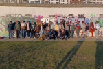 Une partie du groupe devant le mur de Berlin.COLLÈGE AUGUSTE RENOIR