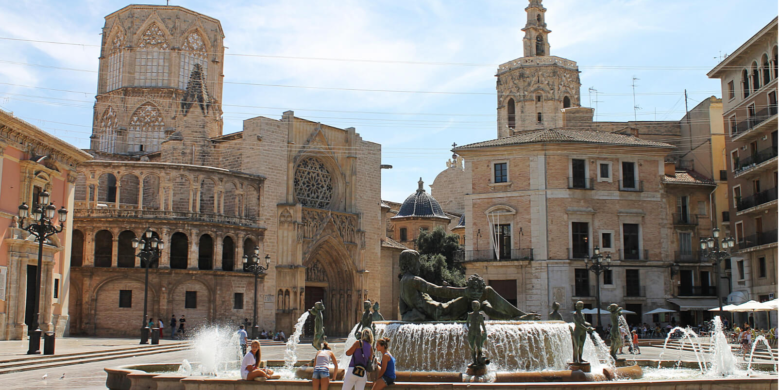 Cathédrale Saint-Apollinaire depuis la Plaza de la Virgen à Valence