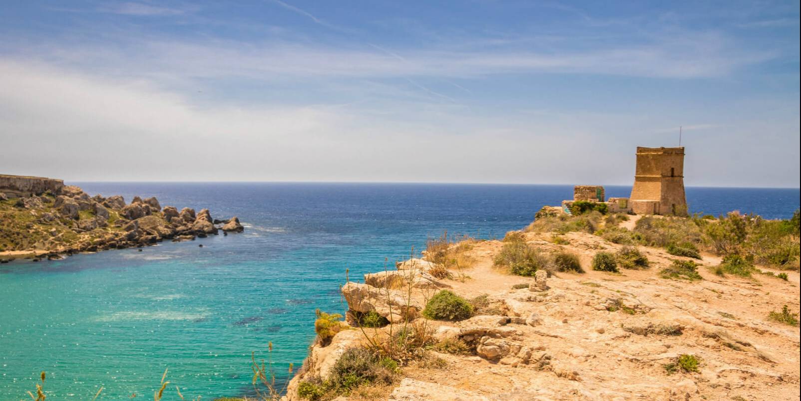 Falaise ensoleillée au bord de la Méditerranée